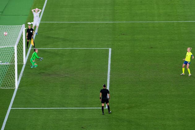 210806 Caroline Seger of Sweden misses her penalty in the women?s football final during day 14 of the Tokyo 2020 Olympic Games, Olympische Spiele, Olympia, OS on August 6, 2021 in Tokyo. Photo: Joel Marklund BILDBYRAN kod JM DS0190 fotboll football soccer fotball olympic games olympics os ol olympiska spel olympiske leker tokyo2020 tokyo 2020 tokyo-os tokyo-ol bbeng sverige sweden canada kanada final Copyright: JOELxMARKLUND BB210806JM109