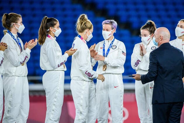 210807 Megan Rapinoe of USA celebrates on the podium during the medal ceremony after the women?s football final during day 14 of the Tokyo 2020 Olympic Games, Olympische Spiele, Olympia, OS on August 6, 2021 in Tokyo. Photo: Carl Sandin BILDBYRAN kod CS DS0190 fotboll football soccer fotball olympic games olympics os ol olympiska spel olympiske leker tokyo2020 tokyo 2020 tokyo-os tokyo-ol bbeng sverige sweden canada kanada final Copyright: CARLxSANDIN BB210807CS003