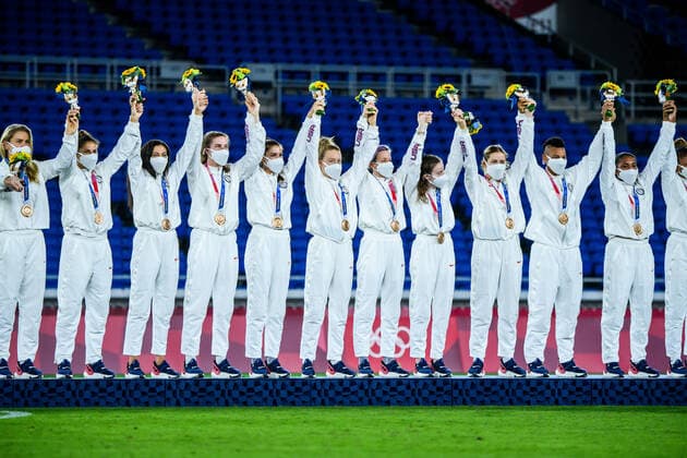 210807 Team USA celebrate on the podium during the medal ceremony after the women?s football final during day 14 of the Tokyo 2020 Olympic Games, Olympische Spiele, Olympia, OS on August 6, 2021 in Tokyo. Photo: Carl Sandin BILDBYRAN kod CS DS0190 fotboll football soccer fotball olympic games olympics os ol olympiska spel olympiske leker tokyo2020 tokyo 2020 tokyo-os tokyo-ol bbeng sverige sweden canada kanada final jubel Copyright: CARLxSANDIN BB210807CS010