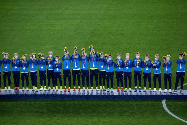 210807 Players of Sweden at the podium at the medal ceremony after the women?s football final during day 14 of the Tokyo 2020 Olympic Games, Olympische Spiele, Olympia, OS on August 6, 2021 in Tokyo. Photo: Joel Marklund BILDBYRAN kod JM DS0190 fotboll football soccer fotball olympic games olympics os ol olympiska spel olympiske leker tokyo2020 tokyo 2020 tokyo-os tokyo-ol bbeng sverige sweden canada kanada final Copyright: JOELxMARKLUND BB210807JM004
