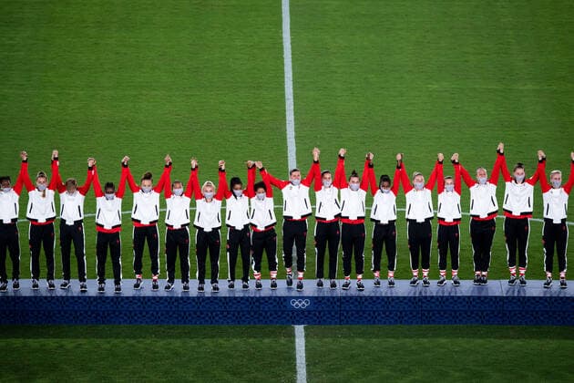 210807 Players of Canada celebrates on the podium during the medal ceremony afte the women?s football final during day 14 of the Tokyo 2020 Olympic Games, Olympische Spiele, Olympia, OS on August 6, 2021 in Tokyo. Photo: Joel Marklund BILDBYRAN kod JM DS0190 fotboll football soccer fotball olympic games olympics os ol olympiska spel olympiske leker tokyo2020 tokyo 2020 tokyo-os tokyo-ol bbeng sverige sweden canada kanada final jubel Copyright: JOELxMARKLUND BB210807JM005
