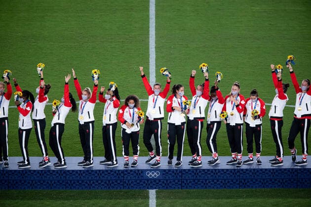 210807 Players of Canada celebrates on the podium during the medal ceremony afte the women?s football final during day 14 of the Tokyo 2020 Olympic Games, Olympische Spiele, Olympia, OS on August 6, 2021 in Tokyo. Photo: Joel Marklund BILDBYRAN kod JM DS0190 fotboll football soccer fotball olympic games olympics os ol olympiska spel olympiske leker tokyo2020 tokyo 2020 tokyo-os tokyo-ol bbeng sverige sweden canada kanada final jubel Copyright: JOELxMARKLUND BB210807JM007