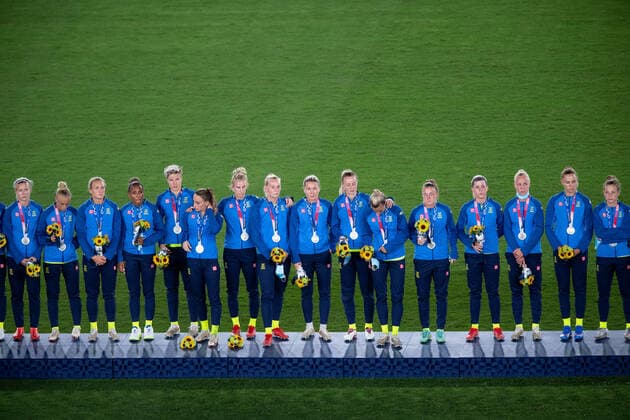 210807 Players of Sweden on the podium during the medal ceremony after the women?s football final during day 14 of the Tokyo 2020 Olympic Games, Olympische Spiele, Olympia, OS on August 6, 2021 in Tokyo. Photo: Joel Marklund BILDBYRAN kod JM DS0190 fotboll football soccer fotball olympic games olympics os ol olympiska spel olympiske leker tokyo2020 tokyo 2020 tokyo-os tokyo-ol bbeng sverige sweden canada kanada final Copyright: JOELxMARKLUND BB210807JM008