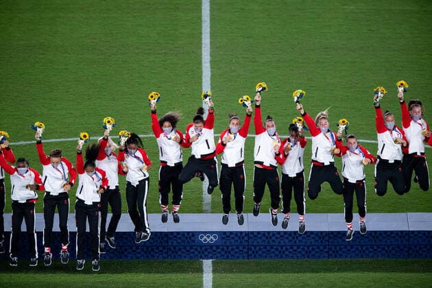 210807 Players of Canada celebrates on the podium during the medal ceremony afte the women?s football final during day 14 of the Tokyo 2020 Olympic Games, Olympische Spiele, Olympia, OS on August 6, 2021 in Tokyo. Photo: Joel Marklund BILDBYRAN kod JM DS0190 fotboll football soccer fotball olympic games olympics os ol olympiska spel olympiske leker tokyo2020 tokyo 2020 tokyo-os tokyo-ol bbeng sverige sweden canada kanada final jubel Copyright: JOELxMARKLUND BB210807JM009