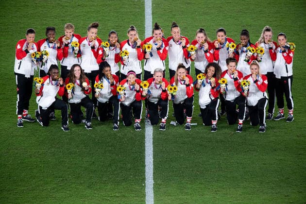 210807 Players of Canada celebrates after the women?s football final during day 14 of the Tokyo 2020 Olympic Games, Olympische Spiele, Olympia, OS on August 6, 2021 in Tokyo. Photo: Joel Marklund BILDBYRAN kod JM DS0190 fotboll football soccer fotball olympic games olympics os ol olympiska spel olympiske leker tokyo2020 tokyo 2020 tokyo-os tokyo-ol bbeng sverige sweden canada kanada final jubel Copyright: JOELxMARKLUND BB210807JM011