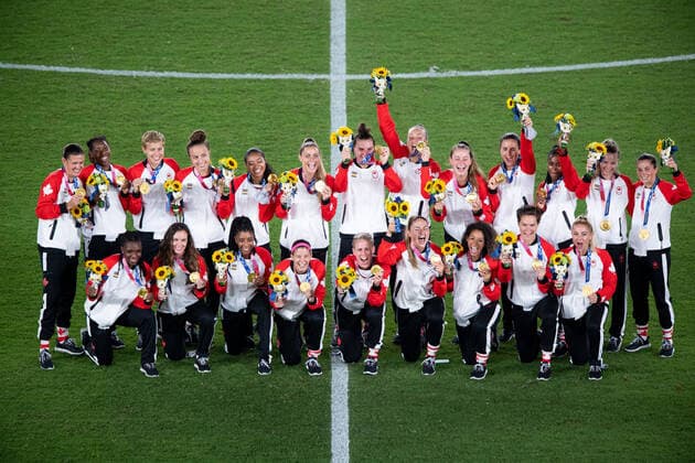 210807 Players of Canada celebrates after the women?s football final during day 14 of the Tokyo 2020 Olympic Games, Olympische Spiele, Olympia, OS on August 6, 2021 in Tokyo. Photo: Joel Marklund BILDBYRAN kod JM DS0190 fotboll football soccer fotball olympic games olympics os ol olympiska spel olympiske leker tokyo2020 tokyo 2020 tokyo-os tokyo-ol bbeng sverige sweden canada kanada final jubel Copyright: JOELxMARKLUND BB210807JM013
