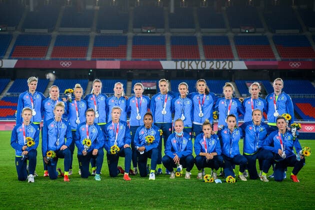 210807 Players of Sweden pose for a photo after the women?s football final during day 14 of the Tokyo 2020 Olympic Games, Olympische Spiele, Olympia, OS on August 6, 2021 in Tokyo. Photo: Carl Sandin BILDBYRAN kod CS DS0190 fotboll football soccer fotball olympic games olympics os ol olympiska spel olympiske leker tokyo2020 tokyo 2020 tokyo-os tokyo-ol bbeng sverige sweden canada kanada final depp Copyright: CARLxSANDIN BB210807CS021