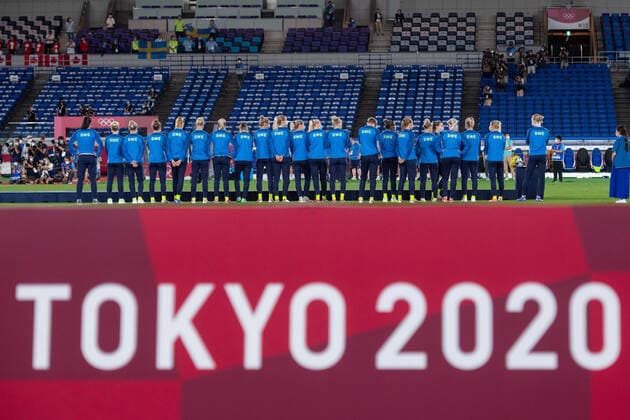 210807 Players of Sweden on the podium during the medal ceremony after the women?s football final during day 14 of the Tokyo 2020 Olympic Games, Olympische Spiele, Olympia, OS on August 6, 2021 in Tokyo. Photo: Daniel Stiller BILDBYRAN kod DS DS0190 fotboll football soccer fotball olympic games olympics os ol olympiska spel olympiske leker tokyo2020 tokyo 2020 tokyo-os tokyo-ol bbeng sverige sweden canada kanada final Copyright: DANIELxSTILLER BB210807DS001