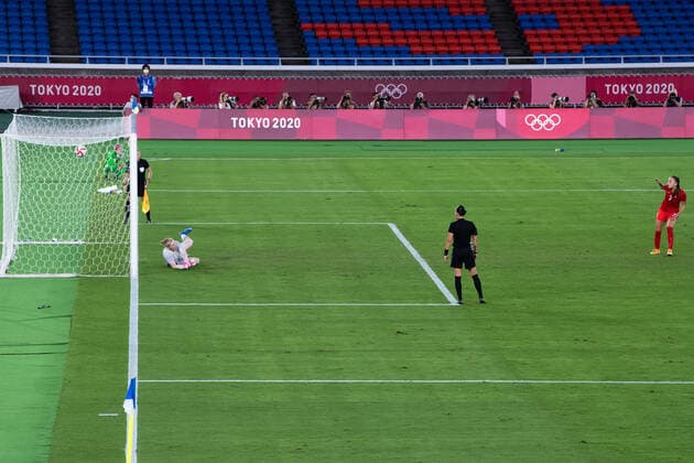210806 Julia Grosso of Canada scores her penalty behind goalkeeper Hedvig Lindahl of Sweden in the women?s football final during day 14 of the Tokyo 2020 Olympic Games, Olympische Spiele, Olympia, OS on August 6, 2021 in Tokyo. Photo: Carl Sandin BILDBYRAN kod CS DS0190 fotboll football soccer fotball olympic games olympics os ol olympiska spel olympiske leker tokyo2020 tokyo 2020 tokyo-os tokyo-ol bbeng sverige sweden canada kanada final Copyright: CARLxSANDIN BB210806CS129
