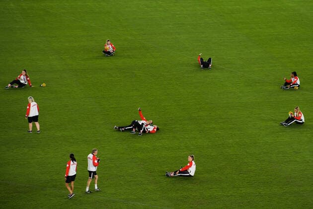 210806 Players of Canada celebrate after the women?s football final during day 14 of the Tokyo 2020 Olympic Games, Olympische Spiele, Olympia, OS on August 6, 2021 in Tokyo. Photo: Joel Marklund BILDBYRAN kod JM DS0190 fotboll football soccer fotball olympic games olympics os ol olympiska spel olympiske leker tokyo2020 tokyo 2020 tokyo-os tokyo-ol bbeng sverige sweden canada kanada final Copyright: JOELxMARKLUND BB210806JM115