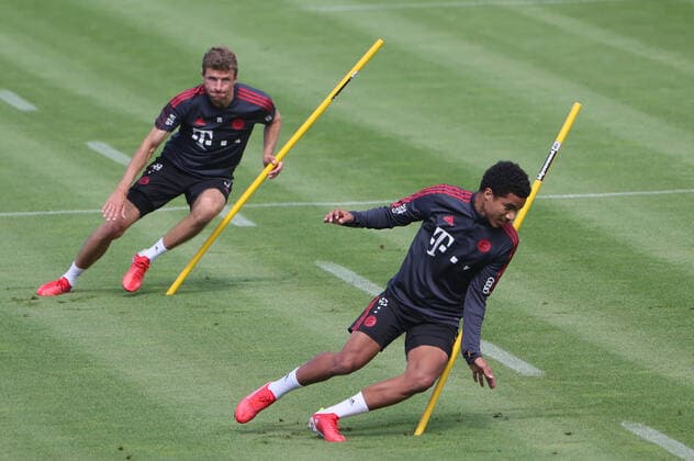 06.08..2021, FC Bayern Training, Muenchen, Fussball, im Bild: Thomas Mueller (FCB) und Malik Tillman (FCB)