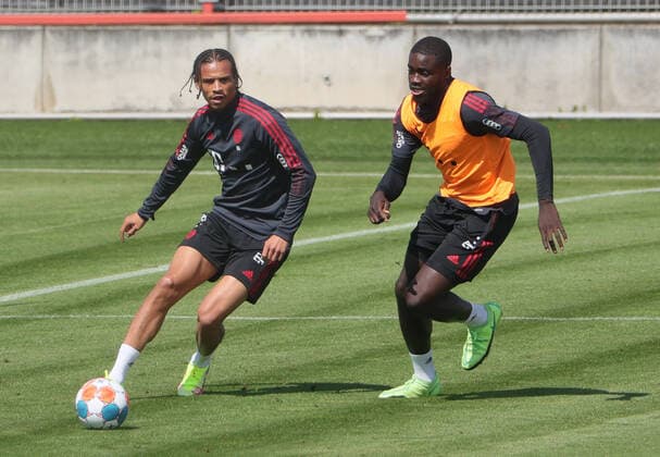 06.08..2021, FC Bayern Training, Muenchen, Fussball, im Bild: Leroy Sane (FCB) vs Dayot Upamecano (FCB)