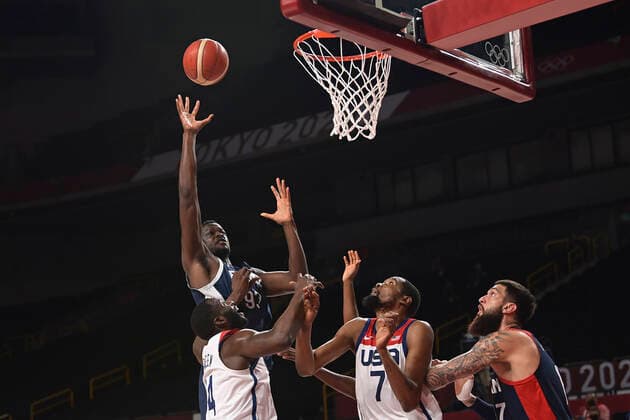 Moustapha Fall (Fra) vs Durant Kevin (USA) BASKETBALL : Finale France vs Etats Unis - Jeux Olympiques - Tokyo 2020 - 07 08 2021 JBAutissier Panoramic 