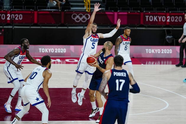 Mandatory Credit: Photo by Dave Shopland Shutterstock (12249257an) Evan Fournier of France (FRA) in action against Zach Lavine of the United States (USA) France v United States, Basketball, Men s final, Tokyo Olympic Games, Olympische Spiele, Olympia, OS 2020, Saitama Super Arena, Japan - 07 Aug 2021 France v United States, Basketball, Men s final, Tokyo Olympic Games 2020, Saitama Super Arena, Japan - 07 Aug 2021 Copyright: xDavexShopland Shutterstockx 12249257an
