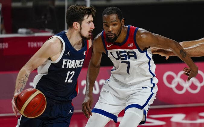 Mandatory Credit: Photo by Dave Shopland Shutterstock (12249257bj) Nando de Colo of France (FRA) in action against Kevin Durant of the United States (USA) France v United States, Basketball, Men s final, Tokyo Olympic Games, Olympische Spiele, Olympia, OS 2020, Saitama Super Arena, Japan - 07 Aug 2021 France v United States, Basketball, Men s final, Tokyo Olympic Games 2020, Saitama Super Arena, Japan - 07 Aug 2021 Copyright: xDavexShopland Shutterstockx 12249257bj