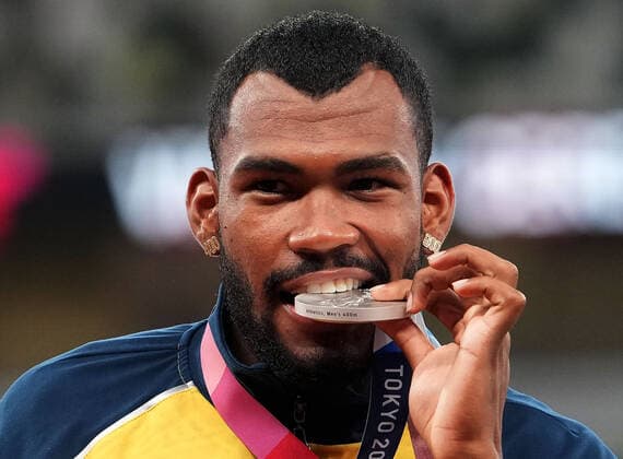 (210806) -- TOKYO, Aug. 6, 2021 -- Anthony Jose Zambrano of Colombia reacts during the awarding ceremony of the Men s 400m at the Tokyo 2020 Olympic Games, Olympische Spiele, Olympia, OS in Tokyo, Japan, Aug. 6, 2021. ) (TOKYO2020)JAPAN-TOKYO-OLY-ATHLETICS-MEN S 400M-AWARDING CEREMONY LuixSiuxWai 