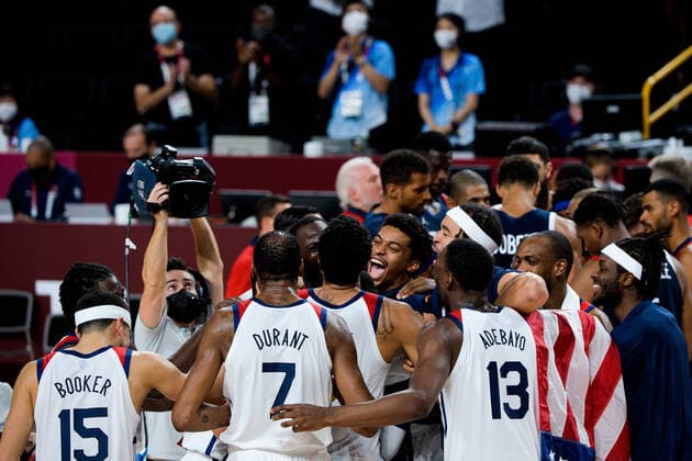 210807 Players of USA celebrate after the men s basketball final between France and USA match during day 15 of the Tokyo 2020 Olympic Games, Olympische Spiele, Olympia, OS on August 7, 2021 in Tokyo. Photo: Johanna Lundberg BILDBYRAN kod JL JL0162 basket basketball olympic games olympics os ol olympiska spel olympiske leker tokyo2020 tokyo 2020 tokyo-os tokyo-ol bbeng frankrike usa france jubel os-guld guld gold Copyright: JOHANNAxLUNDBERG BB210807JL007
