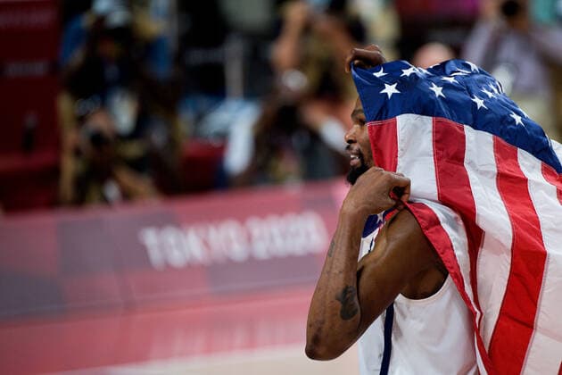 210807 Kevin Wayne Durant of USA celebrates after the men s basketball final between France and USA match during day 15 of the Tokyo 2020 Olympic Games, Olympische Spiele, Olympia, OS on August 7, 2021 in Tokyo. Photo: Johanna Lundberg BILDBYRAN kod JL JL0162 basket basketball olympic games olympics os ol olympiska spel olympiske leker tokyo2020 tokyo 2020 tokyo-os tokyo-ol bbeng frankrike usa france jubel os-guld guld gold Copyright: JOHANNAxLUNDBERG BB210807JL008