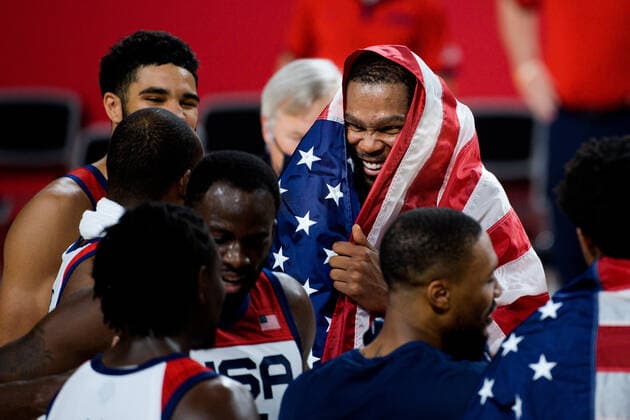 210807 Kevin Wayne Durant of USA celebrates after the men s basketball final between France and USA match during day 15 of the Tokyo 2020 Olympic Games, Olympische Spiele, Olympia, OS on August 7, 2021 in Tokyo. Photo: Johanna Lundberg BILDBYRAN kod JL JL0162 basket basketball olympic games olympics os ol olympiska spel olympiske leker tokyo2020 tokyo 2020 tokyo-os tokyo-ol bbeng frankrike usa france jubel os-guld guld gold Copyright: JOHANNAxLUNDBERG BB210807JL011