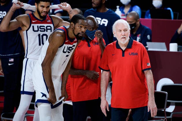 210807 Kevin Wayne Durant and Gregg Popovich, head coach of USA in the men s basketball final between France and USA match during day 15 of the Tokyo 2020 Olympic Games, Olympische Spiele, Olympia, OS on August 7, 2021 in Tokyo. Photo: Johanna Lundberg BILDBYRAN kod JL JL0162 basket basketball olympic games olympics os ol olympiska spel olympiske leker tokyo2020 tokyo 2020 tokyo-os tokyo-ol bbeng frankrike usa france Copyright: JOHANNAxLUNDBERG BB210807JL015