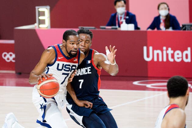 210807 Kevin Wayne Durant of USA and Guerschon Yabusele of Francein the men s basketball final between France and USA match during day 15 of the Tokyo 2020 Olympic Games, Olympische Spiele, Olympia, OS on August 7, 2021 in Tokyo. Photo: Johanna Lundberg BILDBYRAN kod JL JL0162 basket basketball olympic games olympics os ol olympiska spel olympiske leker tokyo2020 tokyo 2020 tokyo-os tokyo-ol bbeng frankrike usa france Copyright: JOHANNAxLUNDBERG BB210807JL032