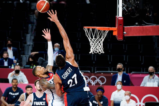 210807 Damian Lillard of USA and Rudy Gobert of France in the men s basketball final between France and USA match during day 15 of the Tokyo 2020 Olympic Games, Olympische Spiele, Olympia, OS on August 7, 2021 in Tokyo. Photo: Johanna Lundberg BILDBYRAN kod JL JL0162 basket basketball olympic games olympics os ol olympiska spel olympiske leker tokyo2020 tokyo 2020 tokyo-os tokyo-ol bbeng frankrike usa france Copyright: JOHANNAxLUNDBERG BB210807JL035