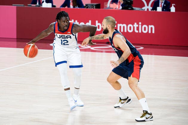 210807 Jrue Holiday of USA and Evan Fournier of France in the men s basketball final between France and USA match during day 15 of the Tokyo 2020 Olympic Games, Olympische Spiele, Olympia, OS on August 7, 2021 in Tokyo. Photo: Johanna Lundberg BILDBYRAN kod JL JL0162 basket basketball olympic games olympics os ol olympiska spel olympiske leker tokyo2020 tokyo 2020 tokyo-os tokyo-ol bbeng frankrike usa france Copyright: JOHANNAxLUNDBERG BB210807JL038