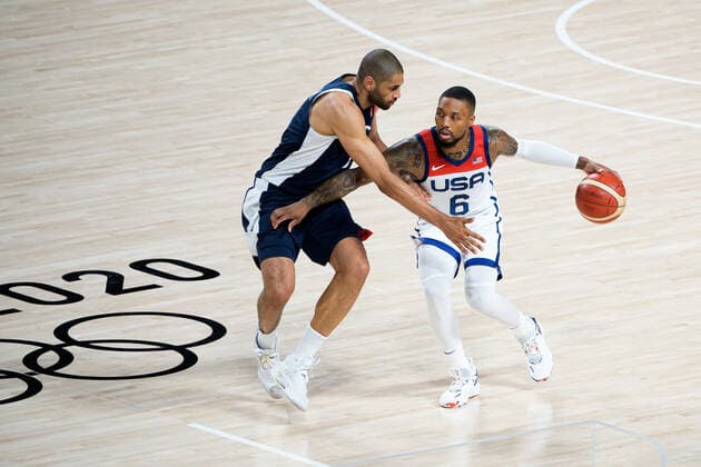 210807 Nicolas Batum of France and Damian Lillard of USA in the men s basketball final between France and USA match during day 15 of the Tokyo 2020 Olympic Games, Olympische Spiele, Olympia, OS on August 7, 2021 in Tokyo. Photo: Johanna Lundberg BILDBYRAN kod JL JL0162 basket basketball olympic games olympics os ol olympiska spel olympiske leker tokyo2020 tokyo 2020 tokyo-os tokyo-ol bbeng frankrike usa france Copyright: JOHANNAxLUNDBERG BB210807JL042