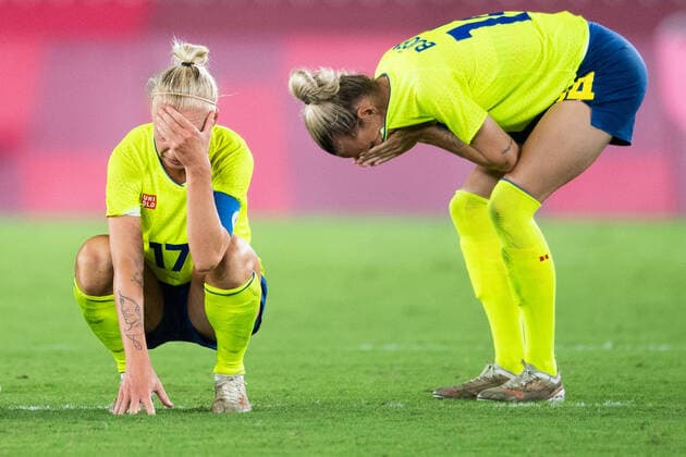 210806 Caroline Seger and Nathalie Björn of Sweden look dejected after the final in the women?s football between Sweden and Canada during day 14 of the Tokyo 2020 Olympic Games, Olympische Spiele, Olympia, OS on August 6, 2021 in Tokyo. Photo: Daniel Stiller BILDBYRAN kod DS DS0190 fotboll football soccer fotball olympic games olympics os ol olympiska spel olympiske leker tokyo2020 tokyo 2020 tokyo-os tokyo-ol bbeng sverige sweden canada kanada final depp Copyright: DANIELxSTILLER BB210806DS060