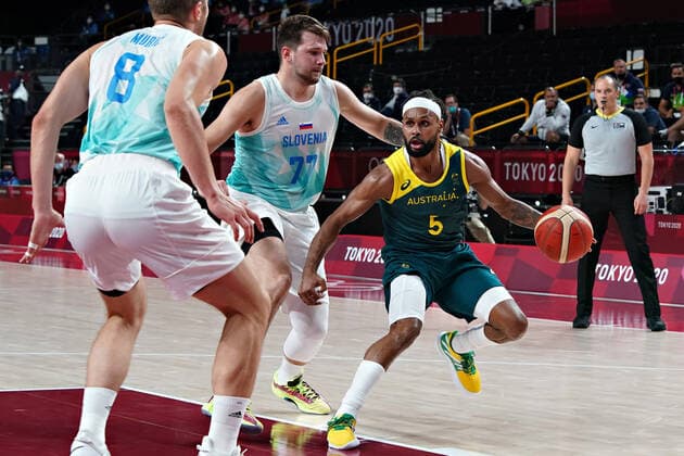 Australia point guard Patty Mills (5) drives to the basket past Slovenia point guard Luka Doncic (77) and forward Edo Muric (8), during the Men s Basketball bronze medal game at the Tokyo Olympic Games, Olympische Spiele, Olympia, OS in Tokyo, Japan, on Saturday, August 7, 2021.  OLY20210807255 RICHARDxELLIS