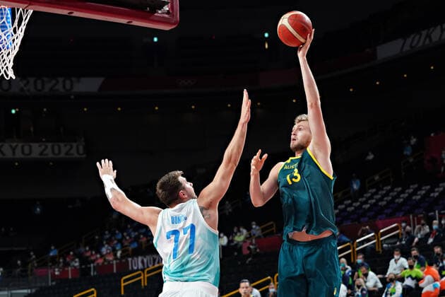 Australia Jock Landale (13), takes a shot as Slovenia point guard Luka Doncic (77) tries to block, during the Men s Basketball bronze medal game at the Tokyo Olympic Games, Olympische Spiele, Olympia, OS in Tokyo, Japan, on Saturday, August 7, 2021.  OLY20210807259 RICHARDxELLIS