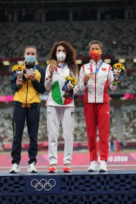 (210807) -- TOKYO, Aug. 7, 2021 -- Gold medalist Antonella Palmisano (C) of Italy, silver medalist Sandra Lorena Arenas (L) of Colombia and bronze medalist Liu Hong of China react during the awarding ceremony of the Women s 20km Race Walk at the Tokyo 2020 Olympic Games, Olympische Spiele, Olympia, OS in Tokyo, Japan, Aug. 7, 2021. ) (TOKYO2020)JAPAN-TOKYO-OLY-ATHLETICS-WOMEN S 20KM RACE WALK-AWARDING CEREMONY LuixSiuxWai 