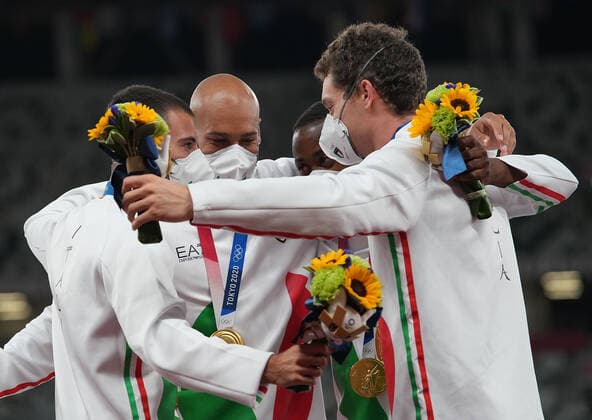 (210807) -- TOKYO, Aug. 7, 2021 -- Team members of Italy react during the awarding ceremony of the Men s 4x100m Relay at the Tokyo 2020 Olympic Games, Olympische Spiele, Olympia, OS in Tokyo, Japan, Aug. 7, 2021. ) (TOKYO2020)JAPAN-TOKYO-OLY-ATHLETICS-MEN S 4x100M RELAY-AWARDING CEREMONY LuixSiuxWai 