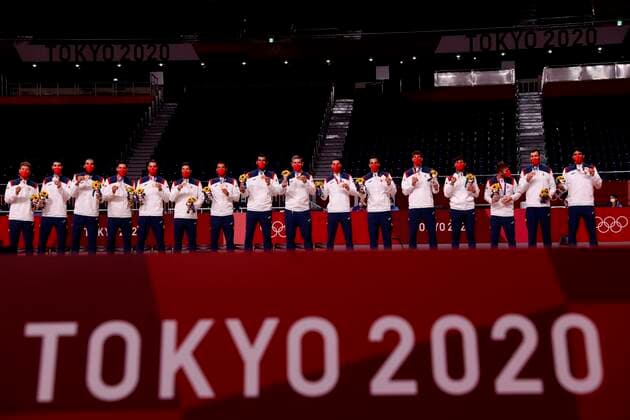 Spain s handball players jubilate on the podium after winning the bronze medal amid the 2020 Olympic Games, Olympische Spiele, Olympia, OS at the Yoyogi National Stadium in Tokyo, Japan, 07 August 2021. 2020 Olympic Games - Handball !ACHTUNG: NUR REDAKTIONELLE NUTZUNG!  Copyright: xJosexMendezx EVE9443 20210807-dd81ee284338019ef92a756fa674d249b2071221