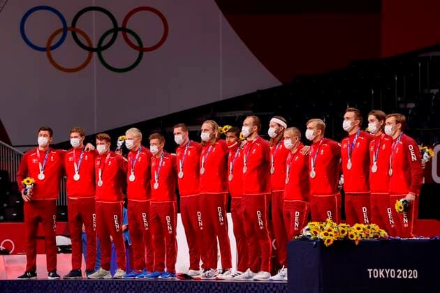 Denmark s handball players jubilate after winning the silver medal amid the 2020 Olympic Games, Olympische Spiele, Olympia, OS at the Yoyogi National Stadium in Tokyo, Japan, 07 August 2021. 2020 Olympic Games - Handball !ACHTUNG: NUR REDAKTIONELLE NUTZUNG!  Copyright: xJosexMendezx EVE9449 20210807-6f869c9c02e67c4e239cceed4421c4b80277aaaa