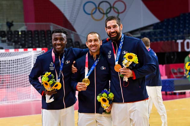 joie des joueurs de la France - protocole podium Luc Abalo (Fra) Michael Guigou (Fra) et Nikola Karabatic (Fra) HANDBALL : Finale France vs Danemark - Jeux Olympiques - Tokyo 2020 - 07 08 2021 JBAutissier Panoramic 