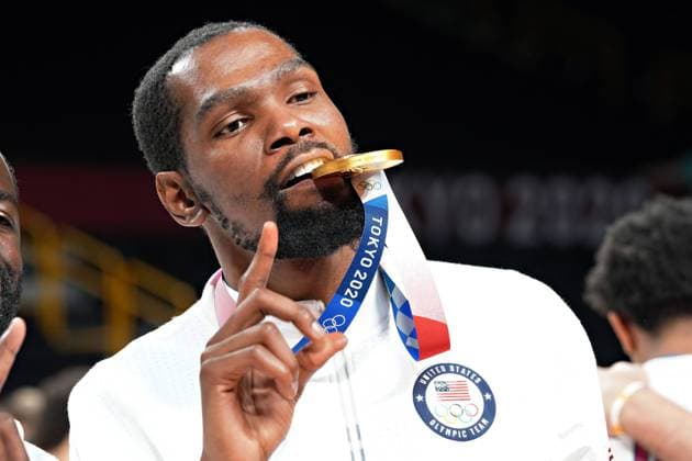 Bilder des Jahres 2021, Sport 08. August Sport Themen der Woche KW31 Sport Bilder des Tages Kevin Durant of the United States Men s Basketball team poses with his gold medals following the award ceremony at the Tokyo Olympic Games, Olympische Spiele, Olympia, OS in Tokyo, Japan, on Saturday, August 7, 2021. The USA won gold, France silver and Australia bronze.  OLY20210807262 RICHARDxELLIS