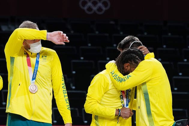 Members of the Australian Men s Basketball team are overcome with emotion during the award ceremony at the Tokyo Olympic Games, Olympische Spiele, Olympia, OS in Tokyo, Japan, on Saturday, August 7, 2021. The USA won gold, France silver and Australia bronze.  OLY20210807265 RICHARDxELLIS