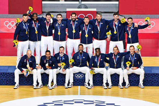 joie des joueurs de la France sur le podium HANDBALL : Finale France vs Danemark - Jeux Olympiques - Tokyo 2020 - 07 08 2021 JBAutissier Panoramic 
