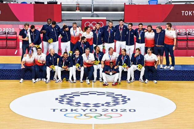 joie des joueurs de la France sur le podium avec le staff technique HANDBALL : Finale France vs Danemark - Jeux Olympiques - Tokyo 2020 - 07 08 2021 JBAutissier Panoramic 