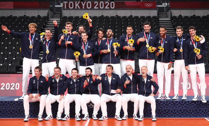 Tokio 2020 im Jahr 2021, Volleyball, Herren, Siegerehrung TOKYO, JAPAN - AUGUST 8, 2021: The French team (gold) and coaching staff pose for a photograph during the victory ceremony for the men s volleyball event at Ariake Arena during the 2020 Summer Olympic Games, Olympische Spiele, Olympia, OS Sergei Bobylev TASS  TS10BED1
