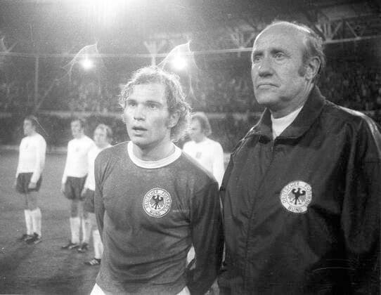 Europameisterschaft 1972 Viertelfinale Hinspiel: England - Deutschland 1:3 29.04.1972 in Wembley Uli Hoeness und Bundestrainer Helmut Schön