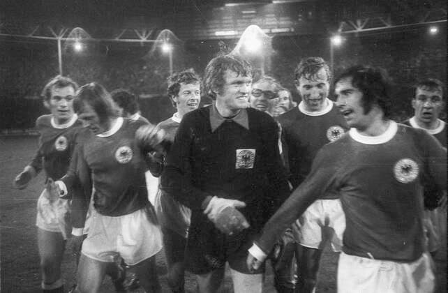 Europameisterschaft 1972 Viertelfinale Hinspiel: England - Deutschland 1:3 29.04.1972 in Wembley Deutschland in London: Deutsche Spieler bejubeln den Sieg, v.li.: Uli Hoeneß, Siegfried Held, Herbert Wimmer, Sepp Maier,ein Fan,xGeorg Schwarzenbeck, Gerd Müller und Höttges