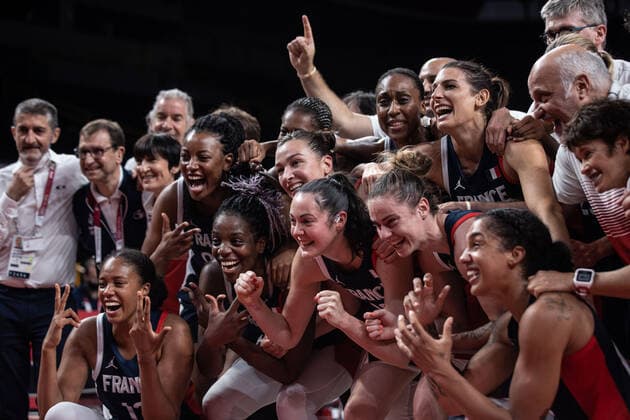 Tokio 2020 im Jahr 2021, Basketball Damen, Spiel um Platz 3, Serbien - Frankreich (210807) -- SAITAMA, Aug. 7, 2021 -- Team France celebrate after the women s basketball bronze medal match between Serbia and France at the Tokyo 2020 Olympic Games, Olympische Spiele, Olympia, OS in Saitama, Japan, Aug. 7, 2021. ) (TOKYO2020)JAPAN-SAITAMA-OLY-BASKETBALL-WOMEN S BRONZE MEDAL MATCH PanxYulong