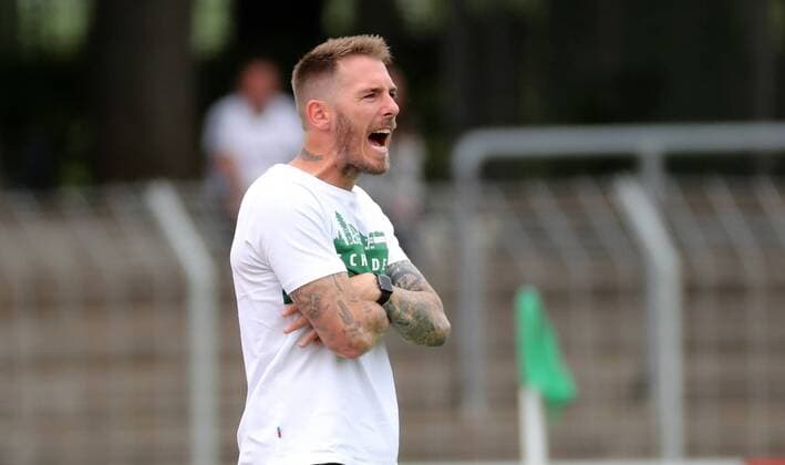 v.li.: Trainer Tobias Strobl (1. FC Schweinfurt 05) gibt Anweisungen, gestikuliert, mit den Armen gestikulieren, gives instructions, gesticulate, Einzelbild, 07.08.2021, Schweinfurt (Deutschland), Fussball, Regionalliga Bayern, 1. FC Schweinfurt 05 - 1. FC Nürnberg II, DFB DFL REGULATIONS PROHIBIT ANY USE OF PHOTOGRAPHS AS IMAGE SEQUENCES AND OR QUASI-VIDEO.