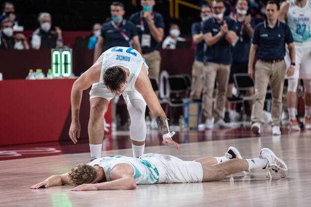 (210807) -- SAITAMA, Aug. 7, 2021 -- Luka Doncic (up) of Slovenia encourages teammate during the men s basketball bronze medal match between Slovenia and Australia at the Tokyo 2020 Olympic Games, Olympische Spiele, Olympia, OS in Saitama, Japan, Aug. 7, 2021. ) (TOKYO2020)JAPAN-SAITAMA-OLY-BASKETBALL-MEN S BRONZE MEDAL MATCH PanxYulong 