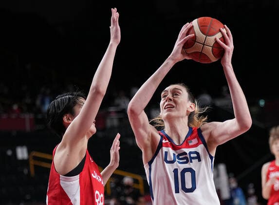 (210808) -- SAITAMA, Aug. 8, 2021 -- Breanna Stewart (R) of the United States competes during the women s basketball final between the United States and Japan at the Tokyo 2020 Olympic Games, Olympische Spiele, Olympia, OS in Saitama, Japan, Aug. 8, 2021. ) (TOKYO2020)JAPAN-SAITAMA-OLY-BASKETBALL-WOMEN S FINAL-USA VS JPN MengxYongmin 
