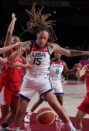 (210808) -- SAITAMA, Aug. 8, 2021 -- Brittney Griner (front) of the United States competes during the women s basketball final between the United States and Japan at the Tokyo 2020 Olympic Games, Olympische Spiele, Olympia, OS in Saitama, Japan, Aug. 8, 2021. ) (TOKYO2020)JAPAN-SAITAMA-OLY-BASKETBALL-WOMEN S FINAL-USA VS JPN MengxYongmin 