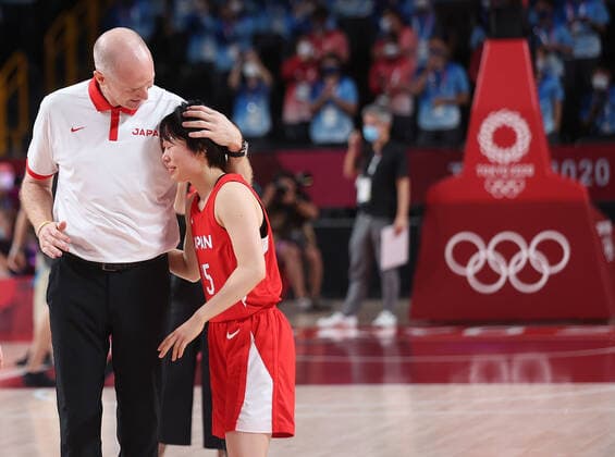 (210808) -- SAITAMA, Aug. 8, 2021 -- Motohashi Nako (R) of Japan reacts after the women s basketball final between the United States and Japan at the Tokyo 2020 Olympic Games, Olympische Spiele, Olympia, OS in Saitama, Japan, Aug. 8, 2021. ) (TOKYO2020)JAPAN-SAITAMA-OLY-BASKETBALL-WOMEN S FINAL-USA VS JPN PanxYulong 