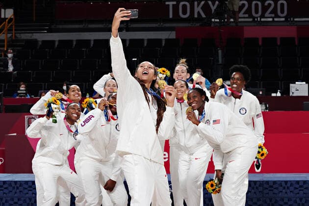 Members of the United States women s basketball team pose for a selfie following the awards ceremony at the Tokyo Olympic Games, Olympische Spiele, Olympia, OS in Tokyo, Japan, on Sunday, August 8, 2021. USA won gold, Japan silver and France the bronze.  OLY20210808216 RICHARDxELLIS